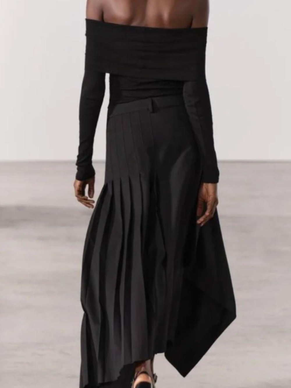 ZARA Elegant Black Pleated Midi Skirt - Women. - Picture 3 of 5